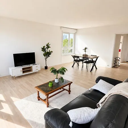 Large, Bright With Balcony, 4 Bedrooms 몽트생아이그난