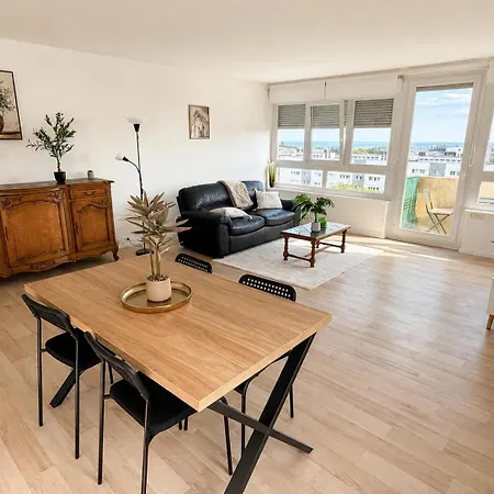 Large, Bright With Balcony, 4 Bedrooms