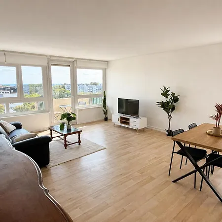 Large, Bright With Balcony, 4 Bedrooms * 몽트생아이그난