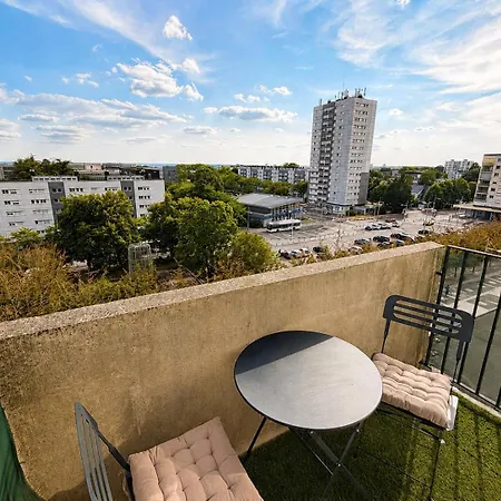 아파트 Large, Bright With Balcony, 4 Bedrooms *