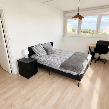Large, Bright With Balcony, 4 Bedrooms 아파트 *