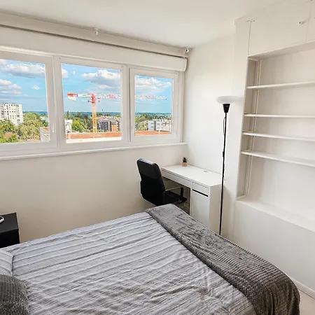 Large, Bright With Balcony, 4 Bedrooms * 몽트생아이그난