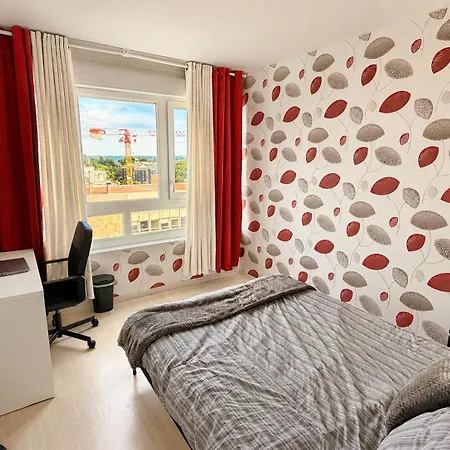 Large, Bright With Balcony, 4 Bedrooms 아파트 *