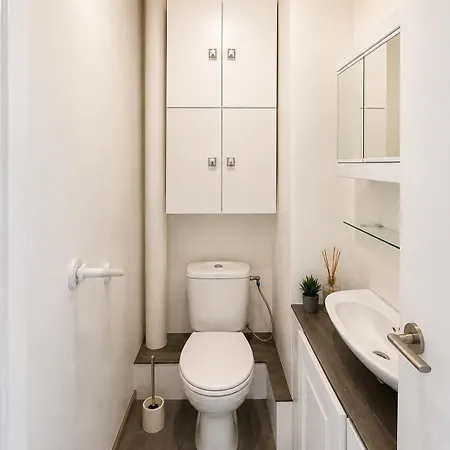 아파트 Large, Bright With Balcony, 4 Bedrooms *